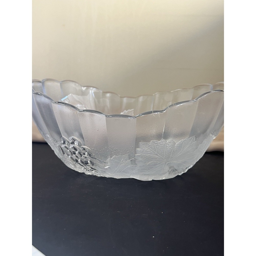 FROSTED GLASS GRAPES AND LEAVES OVAL FRUIT BOWL 10.5x8x4.5 (748)